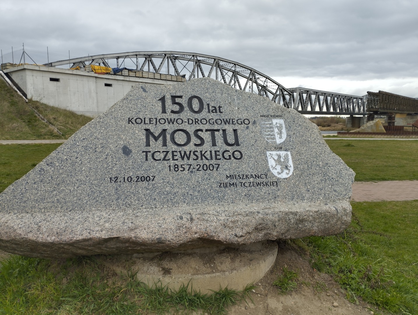 kamień na 150-lecie Mostu Tczewskiego)